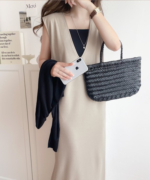 classicalelf(クラシカルエルフ)の「1枚でサマになる主役級。Vネックロングジャンパースカート(ワンピース・レディース・ブラック/グレイッシュベージュ・MEDIUM/LARGE/X-LARGE/SMALL)」の13枚目の写真