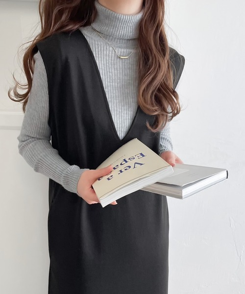 classicalelf(クラシカルエルフ)の「1枚でサマになる主役級。Vネックロングジャンパースカート(ワンピース・レディース・ブラック/グレイッシュベージュ・MEDIUM/LARGE/X-LARGE/SMALL)」の18枚目の写真