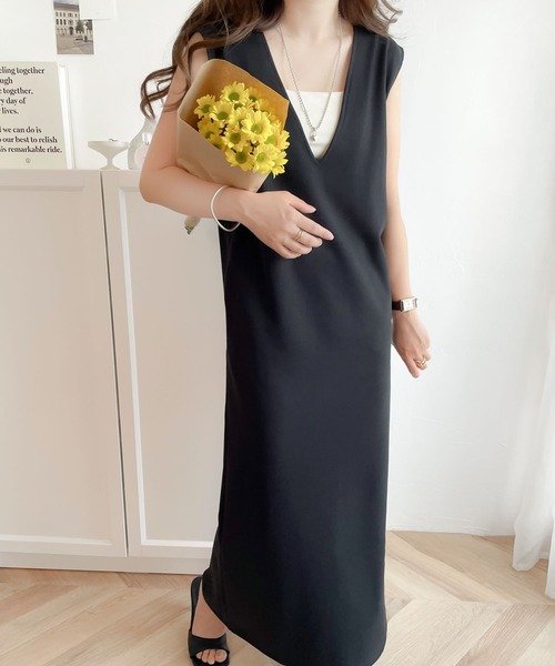 classicalelf(クラシカルエルフ)の「1枚でサマになる主役級。Vネックロングジャンパースカート(ワンピース・レディース・ブラック/グレイッシュベージュ・MEDIUM/LARGE/X-LARGE/SMALL)」の21枚目の写真