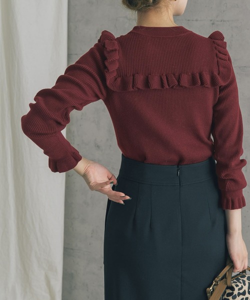 URBAN RESEARCH ROSSO（アーバンリサーチロッソ）の「フリルデザインリブニットプルオーバー（ニット/セーター・レディース・ダークブラウン/ベージュ/ピンク系その他・FREE）」の5枚目の写真