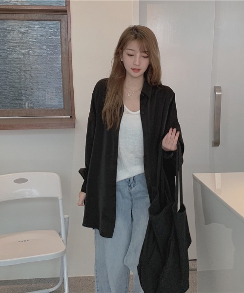KOR(ケーオーアール)の「ビッグシルエット 光沢あり長袖シャツ(シャツ/ブラウス・レディース・ホワイト/ブラック/ブルー系・FREE)」の2枚目の写真
