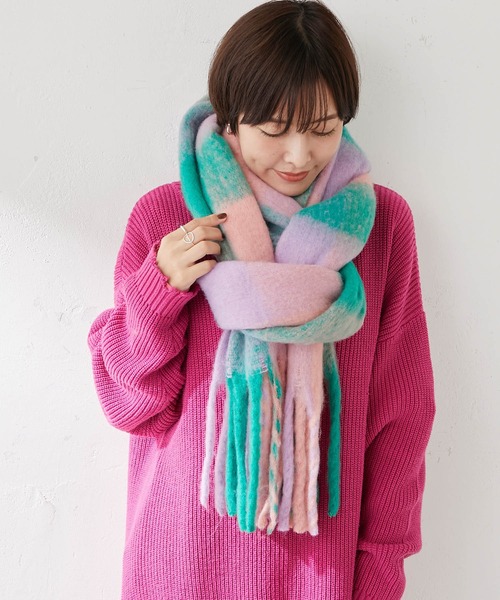 ear PAPILLONNER（イアパピヨネ）の「(WEB限定カラー：ピンク)もこもこフリンジチェックストール（ストール/ショール・レディース・ライトグレー/ピンク/イエロー・FREE）」の3枚目の写真