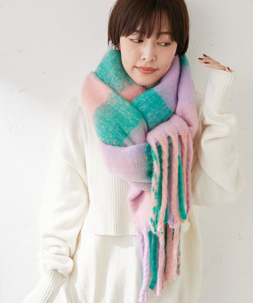 ear PAPILLONNER（イアパピヨネ）の「(WEB限定カラー：ピンク)もこもこフリンジチェックストール（ストール/ショール・レディース・ライトグレー/ピンク/イエロー・FREE）」の10枚目の写真