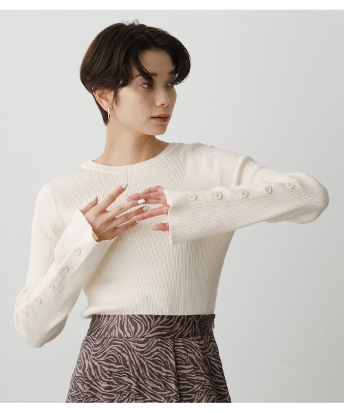 AZUL by moussy（アズールバイマウジー）の「SLEEVE BUTTON RIB KNIT TOPS/スリーブボタンリブニットトップス（ニット/セーター・レディース・ブルー/ブラック/オフホワイト/ピンク・SMALL/MEDIUM）」の7枚目の写真