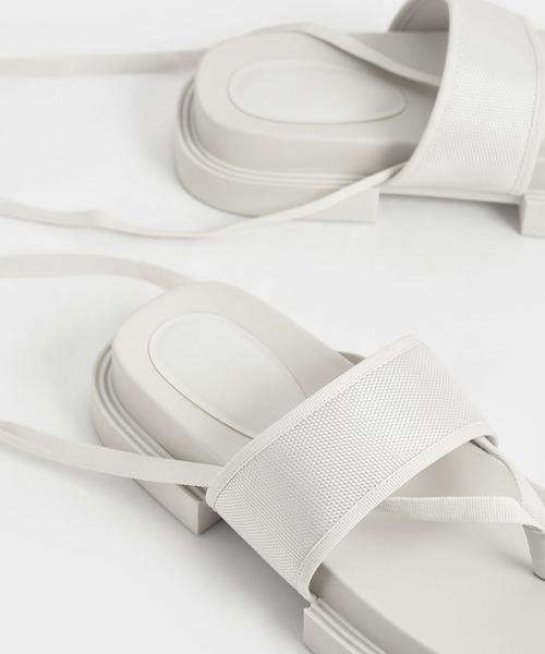 CHARLES & KEITH（チャールズ & キース）の「【販売終了】アレックスリサイクルポリエステル タイアラウンドトングサンダル / Alex Recycled Polyester Tie-Around Thong Sandals（サンダル・レディース・ブラック/オフホワイト/ミント/マルチ・22.5cm/23cm/23.5cm/24.5cm/25cm/25.5cm）」の7枚目の写真