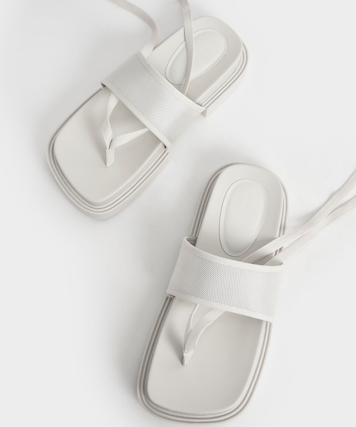 CHARLES & KEITH（チャールズ & キース）の「【販売終了】アレックスリサイクルポリエステル タイアラウンドトングサンダル / Alex Recycled Polyester Tie-Around Thong Sandals（サンダル・レディース・ブラック/オフホワイト/ミント/マルチ・22.5cm/23cm/23.5cm/24.5cm/25cm/25.5cm）」の8枚目の写真