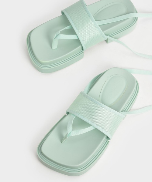 CHARLES & KEITH（チャールズ & キース）の「【販売終了】アレックスリサイクルポリエステル タイアラウンドトングサンダル / Alex Recycled Polyester Tie-Around Thong Sandals（サンダル・レディース・ブラック/オフホワイト/ミント/マルチ・22.5cm/23cm/23.5cm/24.5cm/25cm/25.5cm）」の16枚目の写真