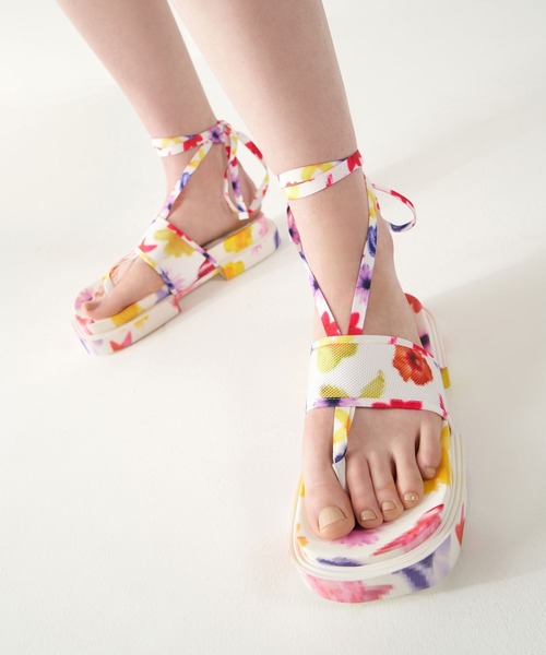 CHARLES & KEITH（チャールズ & キース）の「【販売終了】アレックスリサイクルポリエステル タイアラウンドトングサンダル / Alex Recycled Polyester Tie-Around Thong Sandals（サンダル・レディース・ブラック/オフホワイト/ミント/マルチ・22.5cm/23cm/23.5cm/24.5cm/25cm/25.5cm）」の20枚目の写真