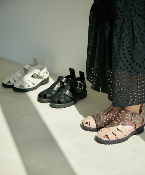 Juze（ジュゼ）の「リサイクルフェイクレザーボリュームソールグルカサンダル【sustainable】（サンダル・レディース・ブラック/ベージュ/オフホワイト・L/S/M）」の4枚目の写真