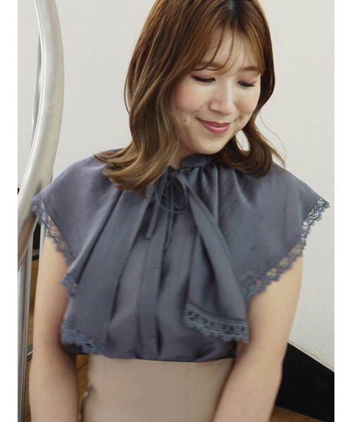 MERCURYDUO（マーキュリーデュオ）の「ボリュームラッフルブラウス（シャツ/ブラウス・レディース・オフホワイト/ネイビー/ダークブラウン・FREE）」の3枚目の写真