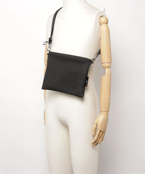 ITTI（イッチ）の「MARY SACOCHE-S（ショルダーバッグ・メンズ・ブラック/アイボリー・FREE）」の6枚目の写真