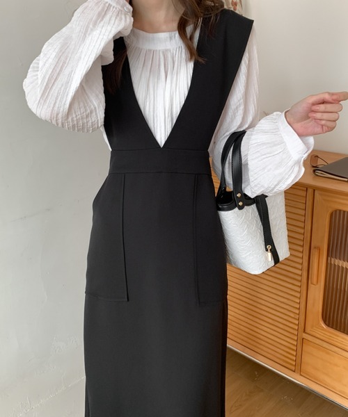 ABITOKYO(アビトーキョー)の「Vネックタイトジャンパースカート(ジャンパースカート・レディース・モカ/ホワイト/ブラック・M/L)」の4枚目の写真