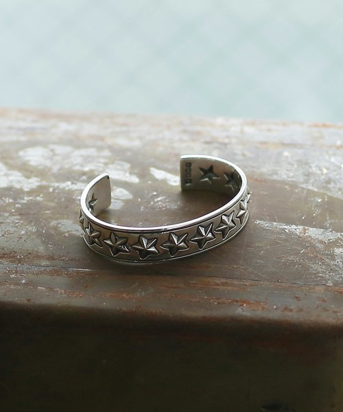 amp japan(アンプジャパン)の「Hybrid Star Bangle(ハイブリット スター バングル)(バングル/リストバンド・メンズ・シルバー・FREE)」の1枚目の写真
