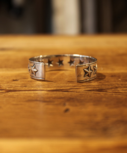 amp japan(アンプジャパン)の「Hybrid Star Bangle(ハイブリット スター バングル)(バングル/リストバンド・メンズ・シルバー・FREE)」の3枚目の写真