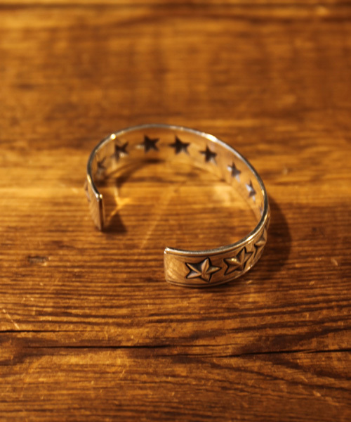 amp japan(アンプジャパン)の「Hybrid Star Bangle(ハイブリット スター バングル)(バングル/リストバンド・メンズ・シルバー・FREE)」の5枚目の写真