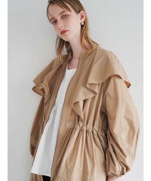 ELENDEEK（エレンディーク）の「ペーパーナイロンアシンメトリーコート（トレンチコート・レディース・ブラック/ベージュ・01/02）」の6枚目の写真