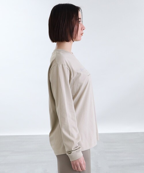 INDIVI(インディヴィ)の「【WORLD for the World】ロゴプリント ロンT(Tシャツ/カットソー・レディース・ライトベージュ/ブラック/ホワイト・05/13/38)」の6枚目の写真