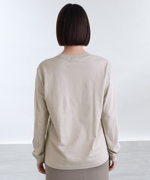 INDIVI(インディヴィ)の「【WORLD for the World】ロゴプリント ロンT(Tシャツ/カットソー・レディース・ライトベージュ/ブラック/ホワイト・05/13/38)」の7枚目の写真