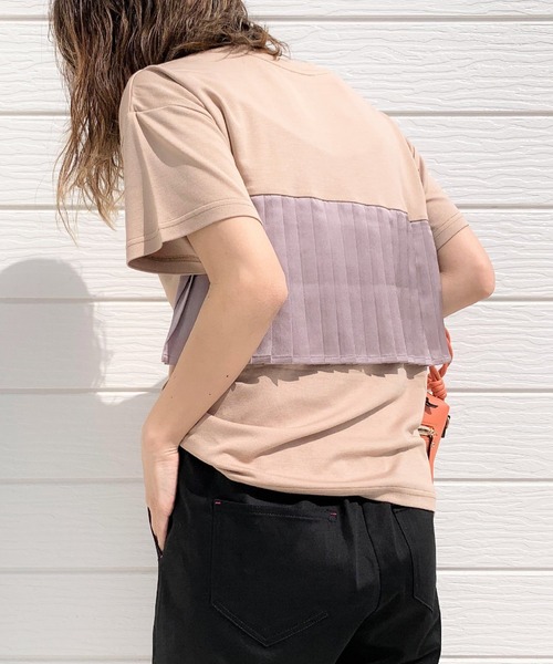 Q(キュー)の「異素材プリーツドッキングトップス(Tシャツ/カットソー・レディース・ベージュ/アイボリー/ブラック・MEDIUM)」の1枚目の写真