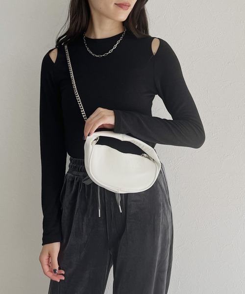 ISOOK(アイスー)の「【ZOZO限定】One handle chain mini bag / ワンハンドルチェーンミニバッグ(ショルダーバッグ・レディース・ブラック/ホワイト・FREE)」の2枚目の写真