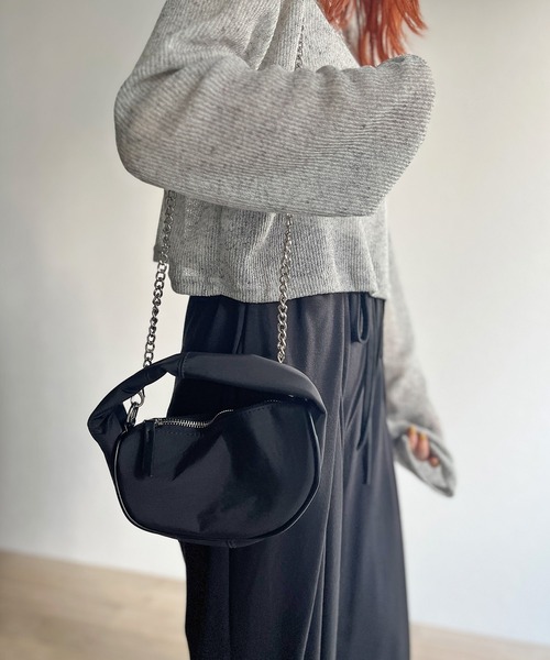 ISOOK(アイスー)の「【ZOZO限定】One handle chain mini bag / ワンハンドルチェーンミニバッグ(ショルダーバッグ・レディース・ブラック/ホワイト・FREE)」の8枚目の写真