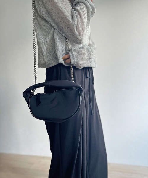 ISOOK(アイスー)の「【ZOZO限定】One handle chain mini bag / ワンハンドルチェーンミニバッグ(ショルダーバッグ・レディース・ブラック/ホワイト・FREE)」の13枚目の写真