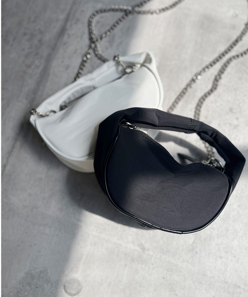 ISOOK(アイスー)の「【ZOZO限定】One handle chain mini bag / ワンハンドルチェーンミニバッグ(ショルダーバッグ・レディース・ブラック/ホワイト・FREE)」の3枚目の写真