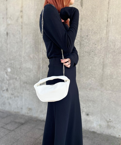 ISOOK(アイスー)の「【ZOZO限定】One handle chain mini bag / ワンハンドルチェーンミニバッグ(ショルダーバッグ・レディース・ブラック/ホワイト・FREE)」の4枚目の写真