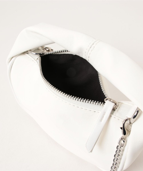 ISOOK(アイスー)の「【ZOZO限定】One handle chain mini bag / ワンハンドルチェーンミニバッグ(ショルダーバッグ・レディース・ブラック/ホワイト・FREE)」の21枚目の写真