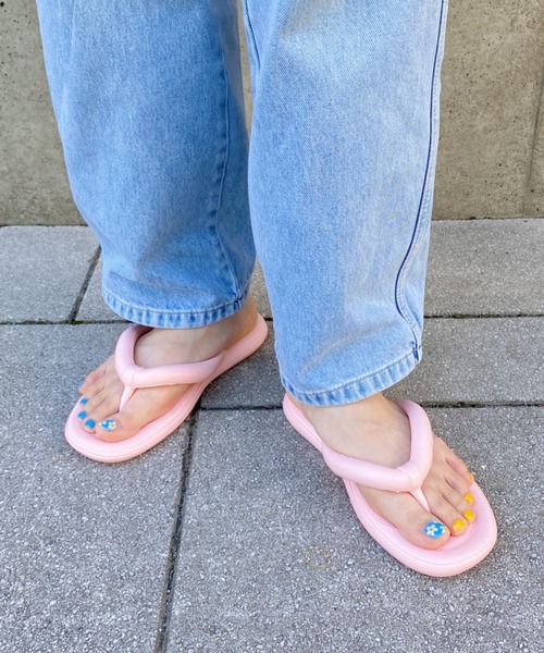 MYMOOD.(マイムード)の「EVAエアリーチューブサンダル(サンダル・レディース・グリーン/ブラック/ホワイト/ピンク・M/L)」の4枚目の写真