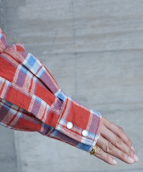 GEVS.（ジェイヴィス）の「＜大きいサイズ＞ 綿100％チェックチュニックシャツ GEVS.（シャツ/ブラウス・レディース・ブルー系/ピンク系・3L/5L/L/LL/4L）」の22枚目の写真