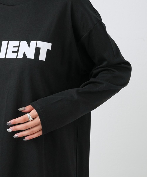 COLONY 2139(コロニートゥーワンスリーナイン)の「スマートロゴプリント長袖Tシャツ(Tシャツ/カットソー・レディース・オフホワイト/ブラック・FREE)」の16枚目の写真