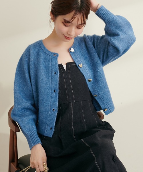 natural couture（ナチュラルクチュール）の「ハート釦クルーネックカーディガン（カーディガン/ボレロ・レディース・アイボリー/グレー/ピンク/ブラック/ブルー/ベージュ・FREE）」の5枚目の写真