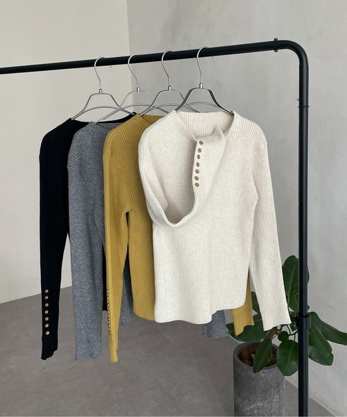Thevon(ゼボン)の「袖ボタンリブニットプルオーバー(ニット/セーター・レディース・チャコールグレー/ブラック/イエロー/アイボリー・FREE)」の2枚目の写真