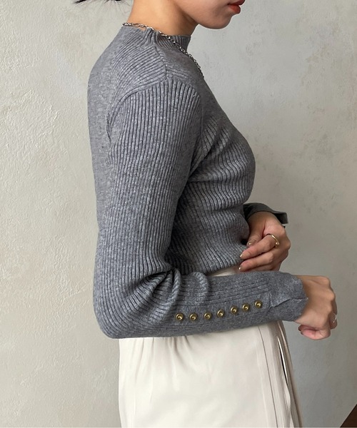 Thevon(ゼボン)の「袖ボタンリブニットプルオーバー(ニット/セーター・レディース・チャコールグレー/ブラック/イエロー/アイボリー・FREE)」の6枚目の写真