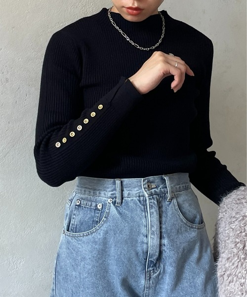 Thevon(ゼボン)の「袖ボタンリブニットプルオーバー(ニット/セーター・レディース・チャコールグレー/ブラック/イエロー/アイボリー・FREE)」の11枚目の写真