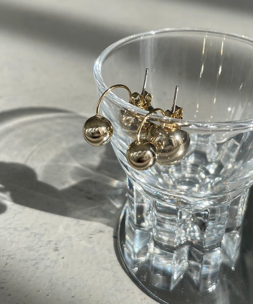 cheriella(シェリエラ)の「【cheriella】ダブルメタルボールカーブピアス(ピアス(両耳用)・レディース・ゴールド・FREE)」の9枚目の写真