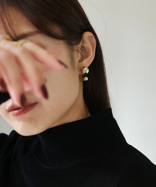 cheriella(シェリエラ)の「【cheriella】ダブルメタルボールカーブピアス(ピアス(両耳用)・レディース・ゴールド・FREE)」の4枚目の写真