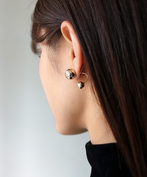 cheriella(シェリエラ)の「【cheriella】ダブルメタルボールカーブピアス(ピアス(両耳用)・レディース・ゴールド・FREE)」の3枚目の写真