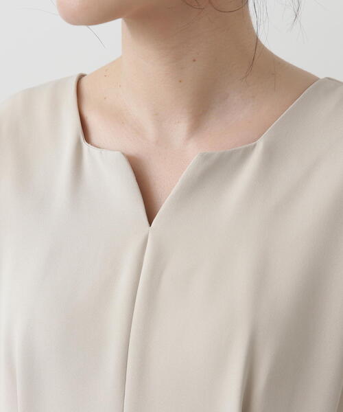 N.（N. Natural Beauty Basic）（エヌエヌナチュラルビューティーベーシック）の「◆ウエストタックキーネックワンピース（ワンピース・レディース・ライトベージュ/ネイビー・MEDIUM）」の6枚目の写真