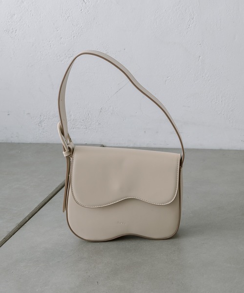 loti（ロティ）の「loti ビーンズフラップベルトBAG（ハンドバッグ・レディース・ブラック/ベージュ/グリーン・ONE SIZE）」の16枚目の写真