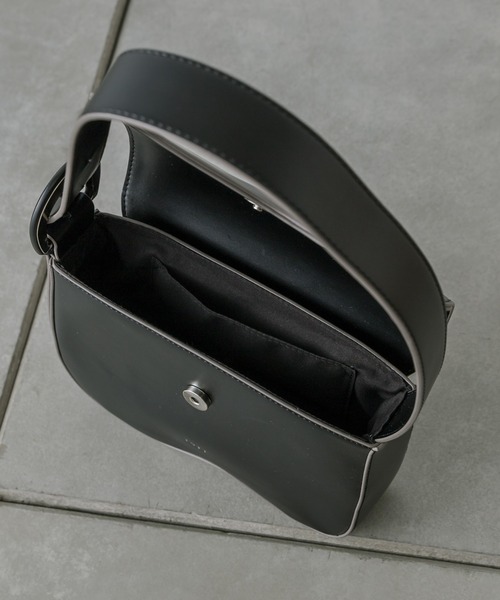 loti（ロティ）の「loti ビーンズフラップベルトBAG（ハンドバッグ・レディース・ブラック/ベージュ/グリーン・ONE SIZE）」の7枚目の写真