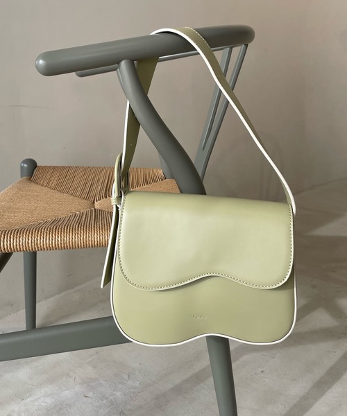 loti（ロティ）の「loti ビーンズフラップベルトBAG（ハンドバッグ・レディース・ブラック/ベージュ/グリーン・ONE SIZE）」の9枚目の写真