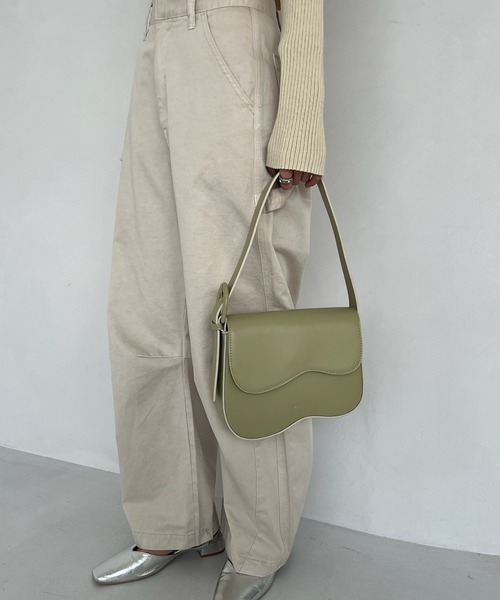 loti（ロティ）の「loti ビーンズフラップベルトBAG（ハンドバッグ・レディース・ブラック/ベージュ/グリーン・ONE SIZE）」の8枚目の写真