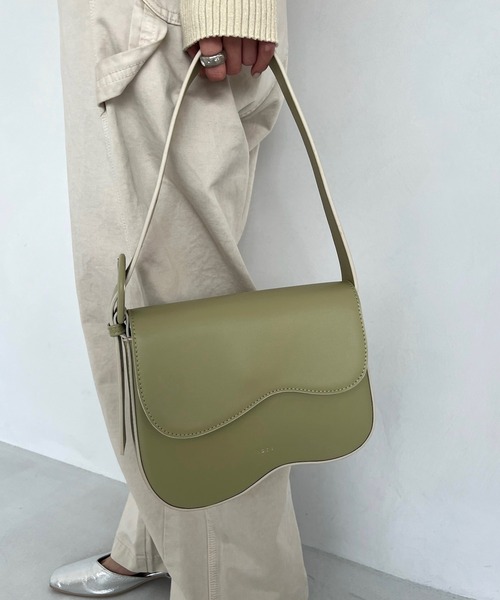 loti（ロティ）の「loti ビーンズフラップベルトBAG（ハンドバッグ・レディース・ブラック/ベージュ/グリーン・ONE SIZE）」の4枚目の写真
