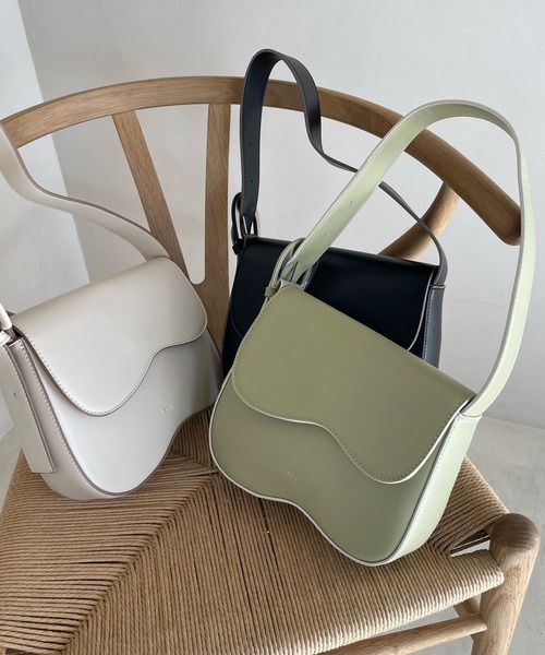 loti（ロティ）の「loti ビーンズフラップベルトBAG（ハンドバッグ・レディース・ブラック/ベージュ/グリーン・ONE SIZE）」の11枚目の写真