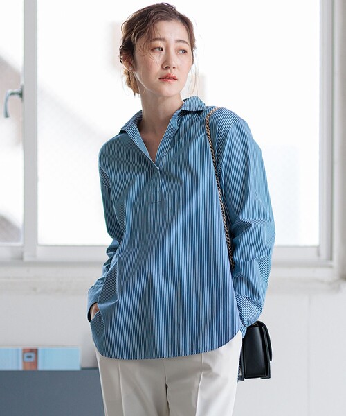 23区（ニジュウサンク）の「【Oggi4月号掲載/洗える】CANCLINI スキッパー シャツ（シャツ/ブラウス・レディース・スモーキーグリーン系1/ふじ色系1/イエロー系1/ホワイト系/スカイブルー系1/ブルー系1/ピンク系1・48/46/44）」の4枚目の写真