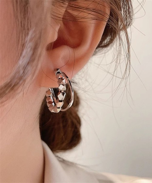 LA VORAGINE(ラ ヴォラジネ)の「アレルギー対応半円金属ピアス(ピアス(両耳用)・レディース・シルバー/ゴールド・FREE)」の2枚目の写真