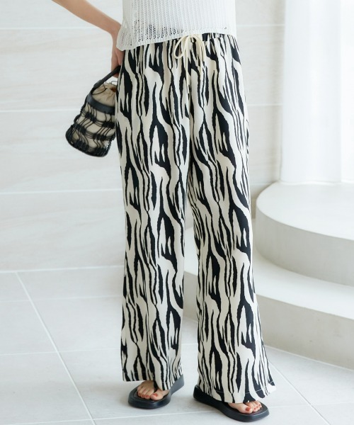 miclat（ミクラ）の「大きいサイズ　リラックスサテン柄パンツ　miclat（その他パンツ・レディース・ブラウン系/ブラック系・LL/L/5L/4L/3L）」の2枚目の写真