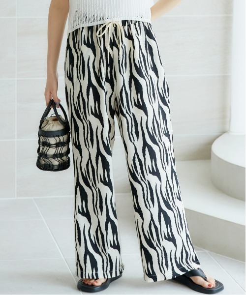 miclat（ミクラ）の「大きいサイズ　リラックスサテン柄パンツ　miclat（その他パンツ・レディース・ブラウン系/ブラック系・LL/L/5L/4L/3L）」の10枚目の写真